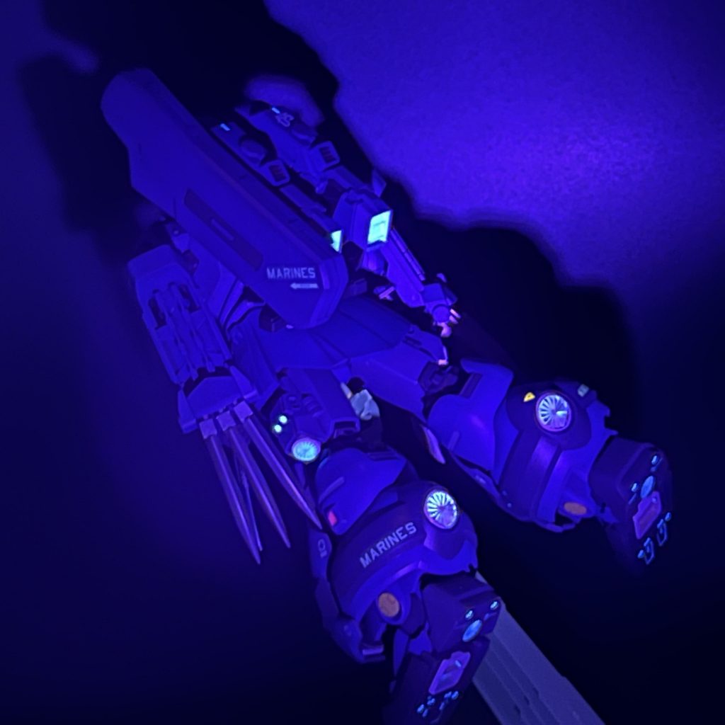 バーニア等蛍光塗料で墨入れ。ブラックライトで光るようにしています。