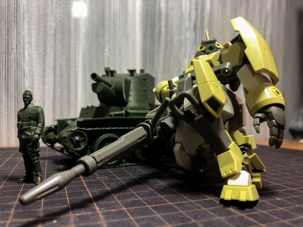 元画像②キリっとしたポーズデミトレーナーは戦車とアニキとの食い合わせが抜群❗️