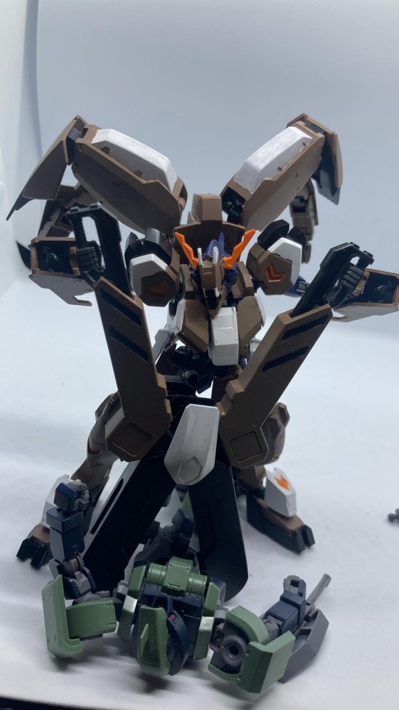 ペンチ型可変リアアーマー元のグシオンのものよりも殺傷能力を高めているため潰すと言うより砕くの方があっている