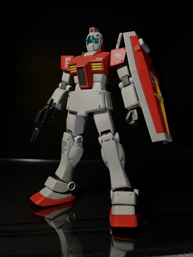 正面ショット。きちんと面出しして、合わせ目を綺麗に処理すればカッコいいキットだと思います。首は若干延長してあご引きできる様に。手首はMSハンドに交換。ガンダムデカールのジャックザハロウィンのマークは他に使い道ないので、肩とシールドとケツに貼りました。