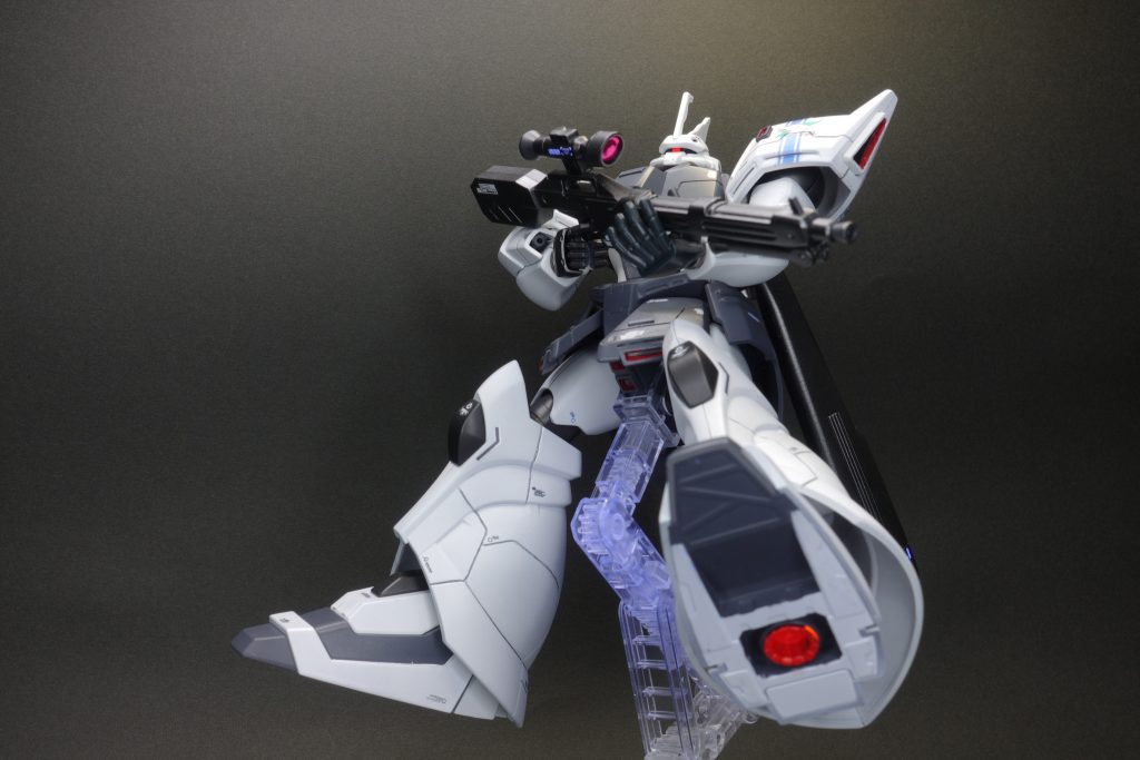 足の裏のスラスターはくり抜いて、他の機体の余りを組み込みました。