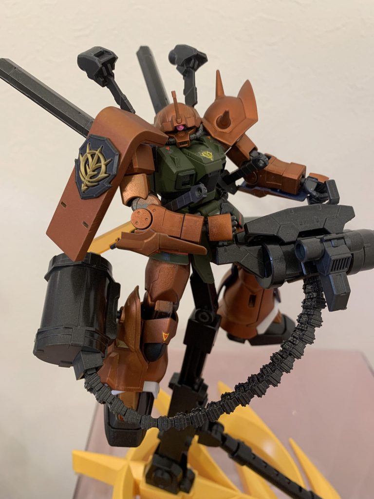 肩のジオンマークが彼の心をもう一度戦場に導くガルマザクに取り付いていたザクIIの代表的なシールドを装備白兵よりシールドを選択するガルマザビの戦闘哲学が現れている。