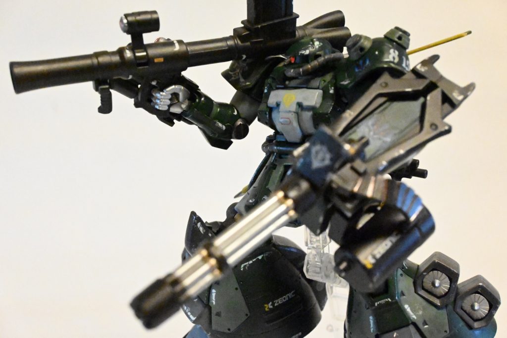 見て分かる通りグフフライトタイプのパーツ多用してますザクのシールドにガトリング装着出来るようにしてみましたもちろん脱着可能です