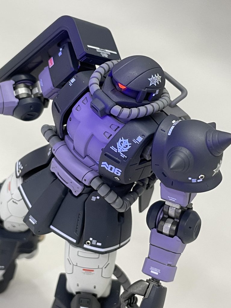 一応、モノアイはブラックライトで光るようにはしてありますが、少し薄めのカラーとしたので、近づいて照射しないと、あまり光を拾いません。