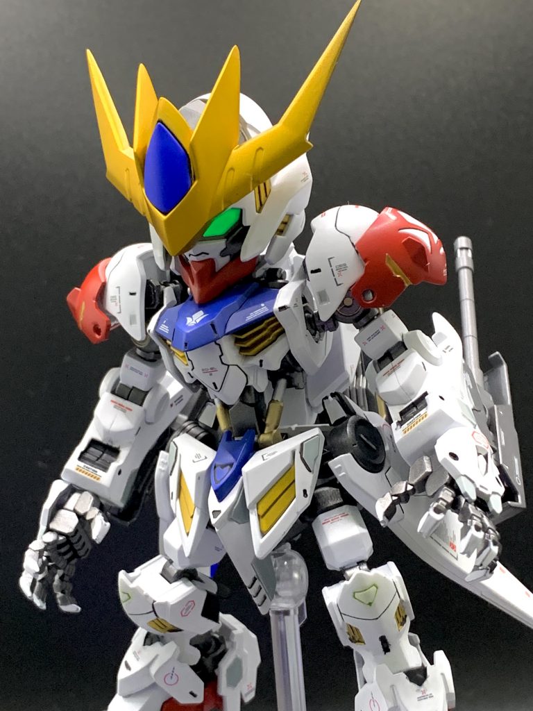 武装無しの素立ちツインアイはレッドにするか迷いましたがやってみたかった蛍光グリーンに塗装そして初めてスーパースムースクリアでツヤ無しにしたんですが、これすっごいですね!今後のつや消しはこれ一択になりそうです!