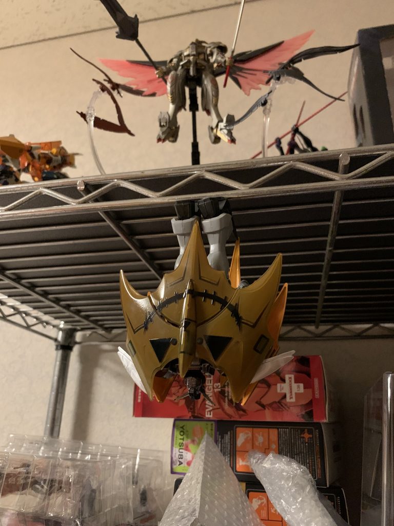 足の中に磁石を仕込んでコウモリスタイル！