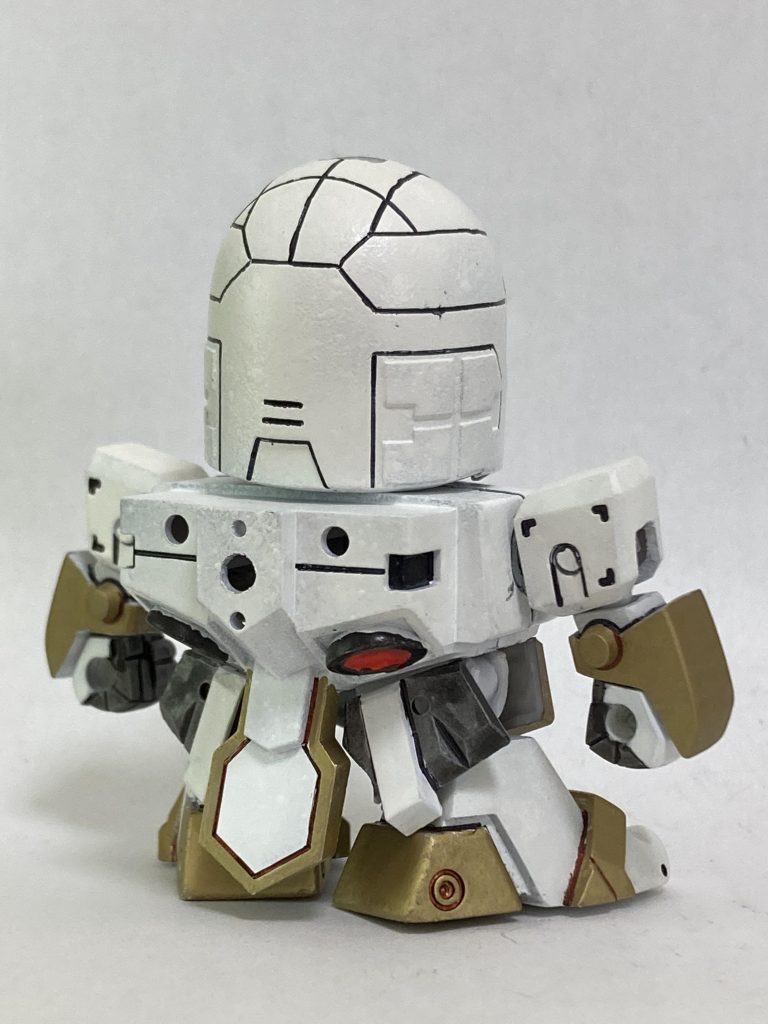 塗装はガンダムマーカーエアシステム。白の塗装は本当に大変です。瞳は付属シールの銀部分を上から貼って少し大きくしています。