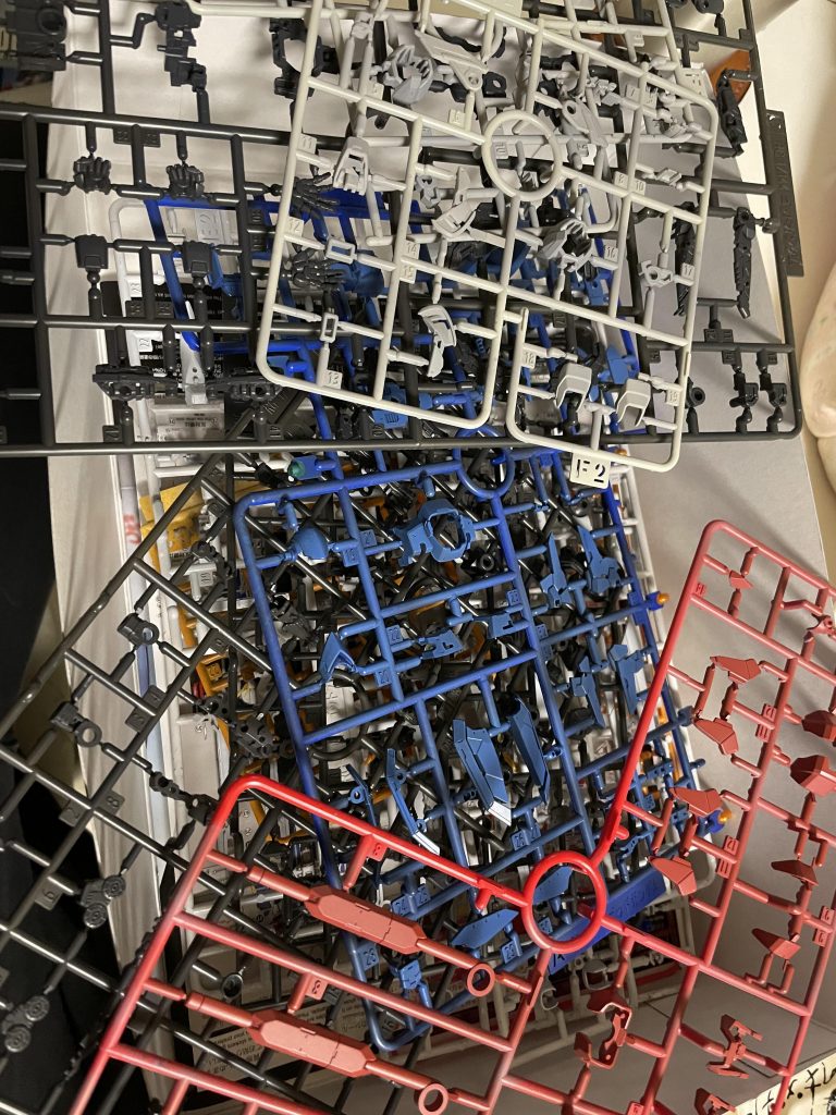 ランナー塗装なんでまとめてサフ吹いて、色塗り、全体的にくすんだカラーにしてます。