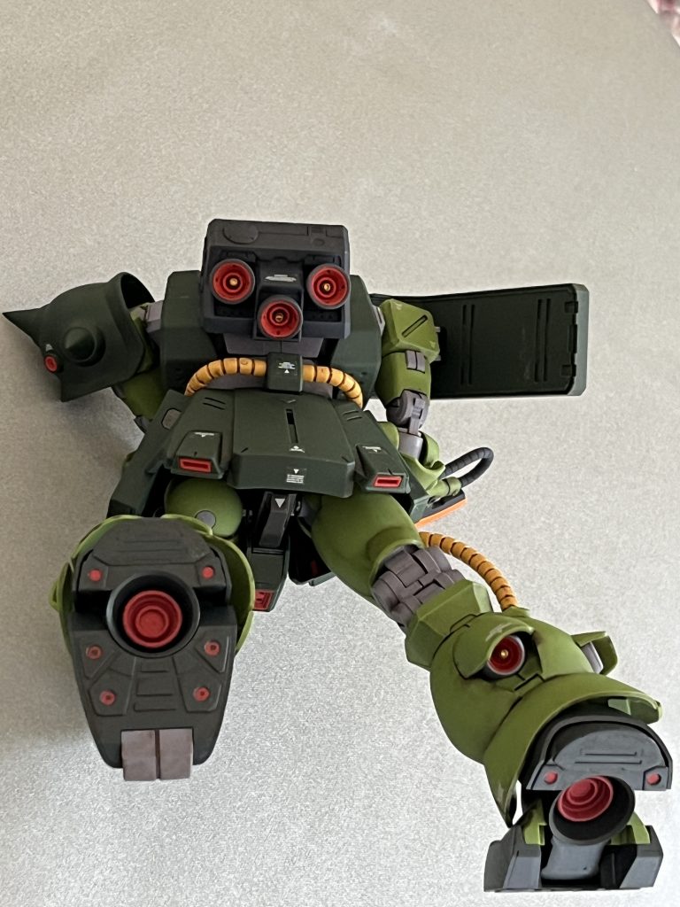 ザクII改の素材写真。片足立ちできないので、寝かせて撮影しました。