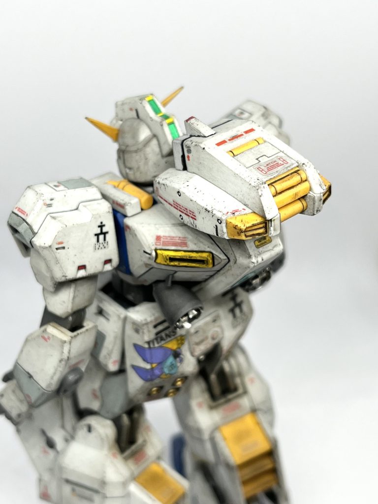 バックパックのシールドブースター取付け穴も、見栄えが良くなるようにパーツ作ってます。パーツを取外せばシールドブースターを取付られます。バックパック上部のセンサー部はちょっと大きくしてます。というのも、センサー部に緑のクリアーのランナーをはめ込むために削ってたら、欠けちゃったのです。