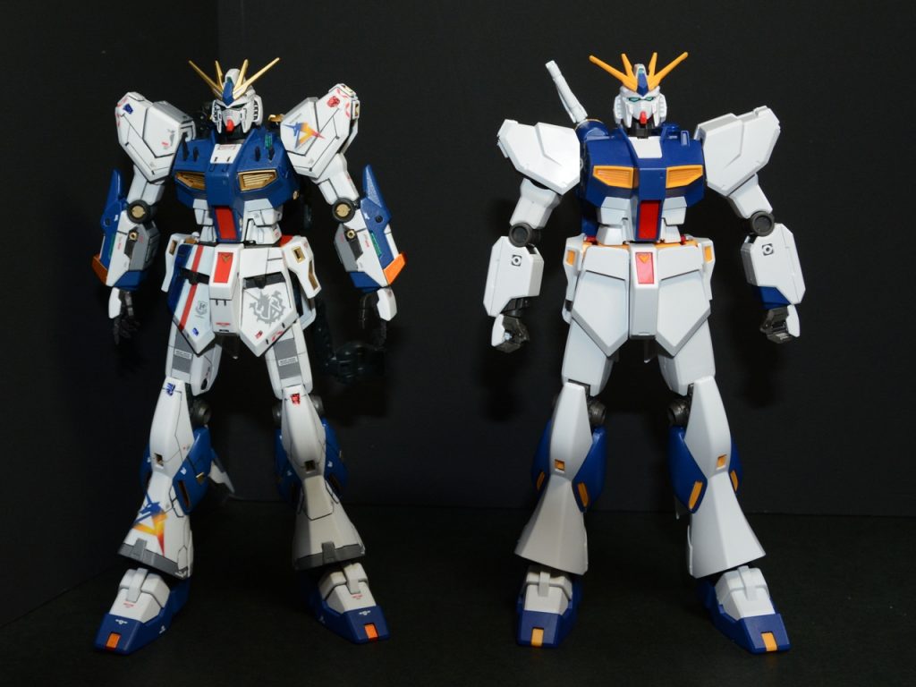 両腕を対称としてビームサーベルを2本装備しています。シールドを両腕につけたかったんです。EGの比較・こうやってみると頑張ったんだなー