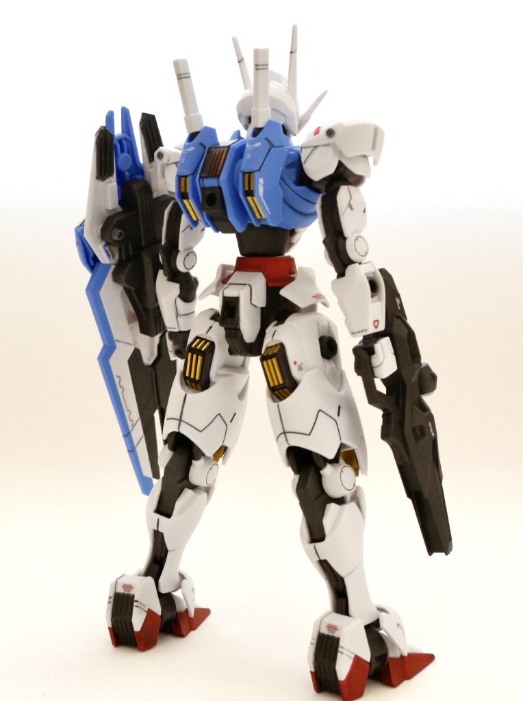 背面の黄色いフィン部分はしっかりスミを入れて水平方向の切れ目をはっきりさせると情報量が増していい感じ。太ももの合わせ目は段落ちにしてスミ。