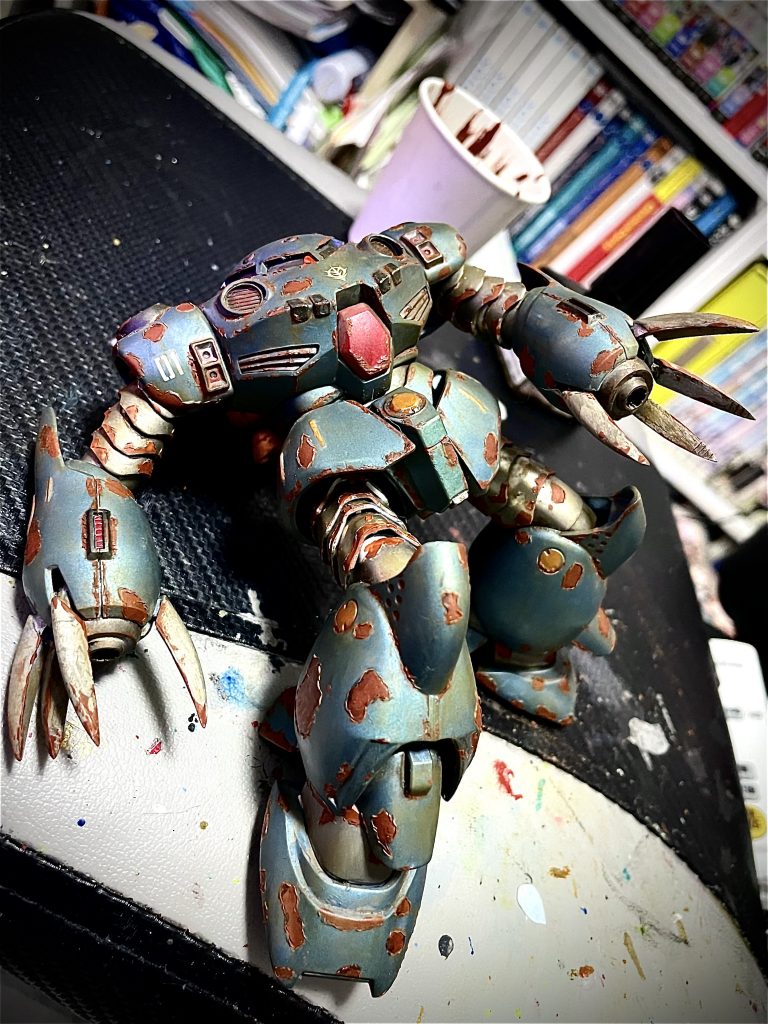 加工を入れた部分にエナメルの赤サビ塗料を塗った状態。ちゃんとサビっぽくなってテンション爆上がり！あとウェザリングマスターの赤サビを全体的にふぁさふぁさとふりまいてます。粉も使うとさらに良い感じの質感になりますね。あとウェザリングカラーのラストオレンジでところどころサビの垂れた表現をちょこちょこいれましたが、わかりづらいですね。