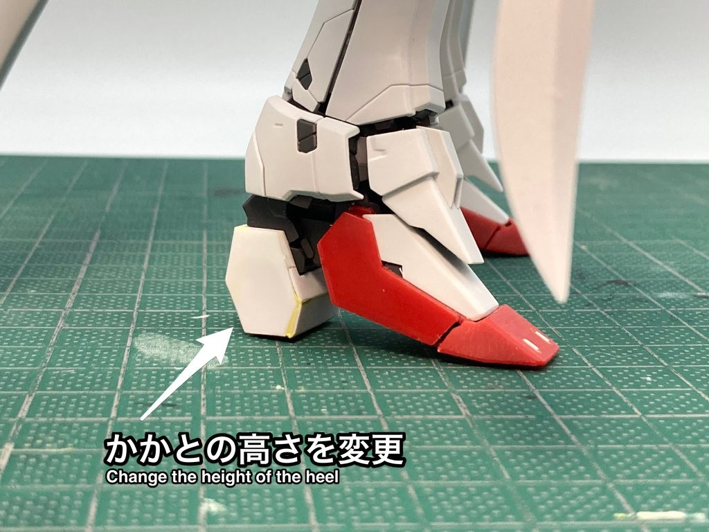 ここから主な改修点を紹介していきます。主な改修点の1つ目は、足のかかとの高さの変更を行いました。足のかかとを高くしたことで脚部の延長になり、また大きな羽根のあるバックパックを装備させても安定して自立しやすくなりました。