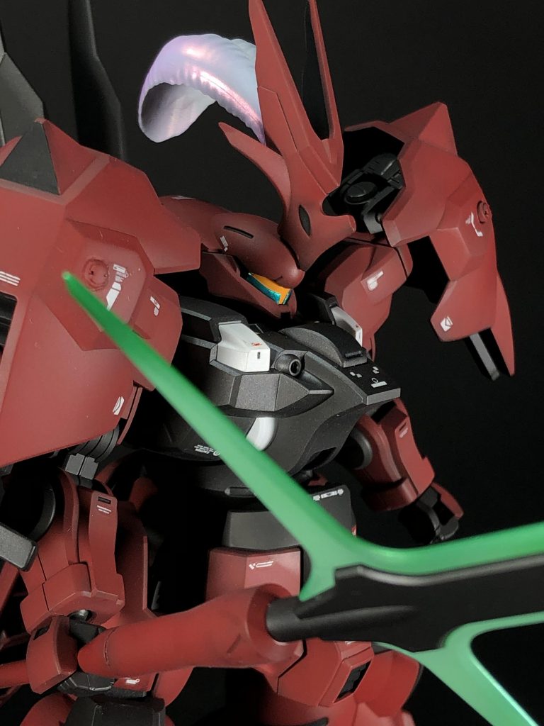 羽飾りの扱いが難しくて、苦労しました。