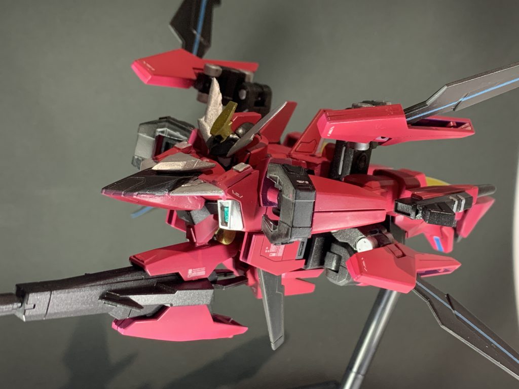 ストライダー形態オリジナルと同じく、ウイングをX字に展開する。しかし、本機のウイングはそれぞれの可動域が広いため、推力方向を様々な方向に集中させることで、可変機携帯でありながら急上昇や急下降、ホバリングを可能としている。