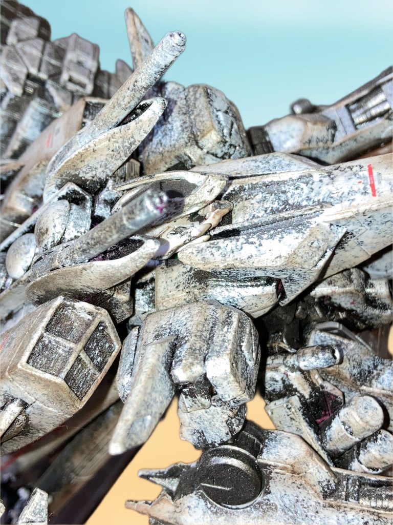 バルバトスの角は削りました。塗装は筆塗り、スポンジタッピングで荒めの質感を出してます。