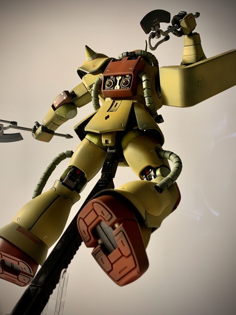 振りかぶり後ろ。塗装剥げが気になりポージングが難しい…