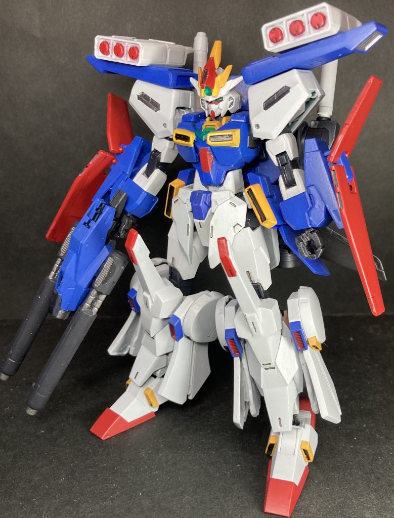 ユーラヴェンガンダムのアーマーをベースにZZガンダムのパーツを切り貼りミキシングしています。(制作の都合でアーマーパージは出来ない状態です。)