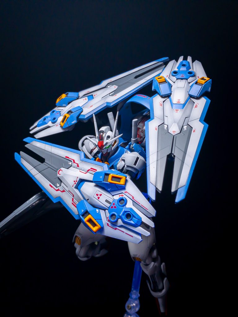 3枚のエスカッシャンを同期させることで機体全周を覆う防御フィールドを発生させる。