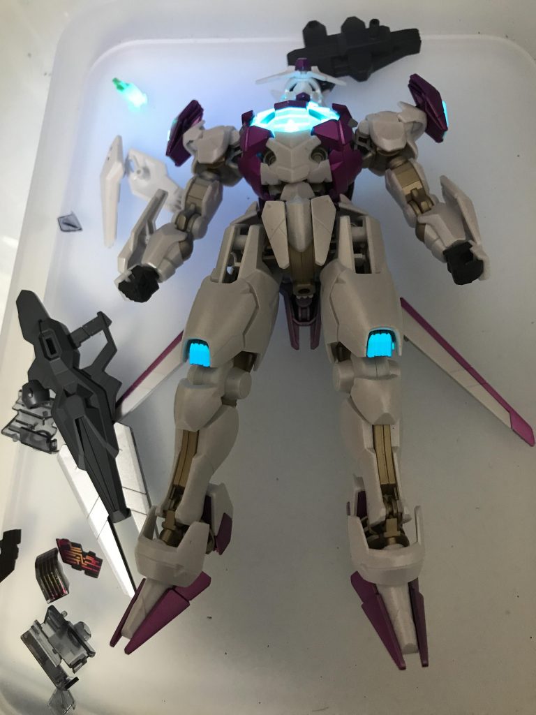 本体はゲート処理、塗装のみでアンテナを細くした以外ほぼ無改造です。ブラックライトで結構いい感じに光ってます！皆さんいろいろやってる、太ももの合わせ目消しや、後はめ加工とか特にしていないけど、さすが最新キットめだたないですね！