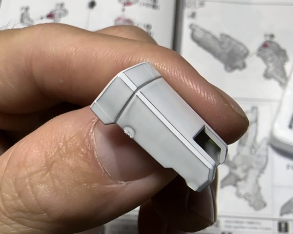 制作時の様子①チタニウムフィニッシュコーティングとのことで、いわゆるメッキ処理のような塗膜が乗っている印象でした。ですのでニッパーでカットする際は慎重にしないと塗膜が浮いてしまい目立ちます。今回はアップロード優先でババっと作りましたが、気になる方は補修などされたほうが良いかなと思いました。