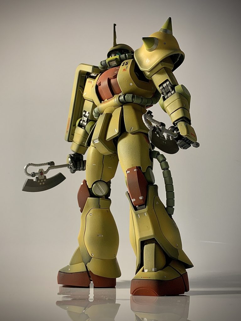 斜め正面から。やはりサイコザクmk IIといったら試作I号機と同じくヒートホークを2本装備した姿がカッコいいですよね。わざわざ2本目を取り寄せた甲斐があったという物。