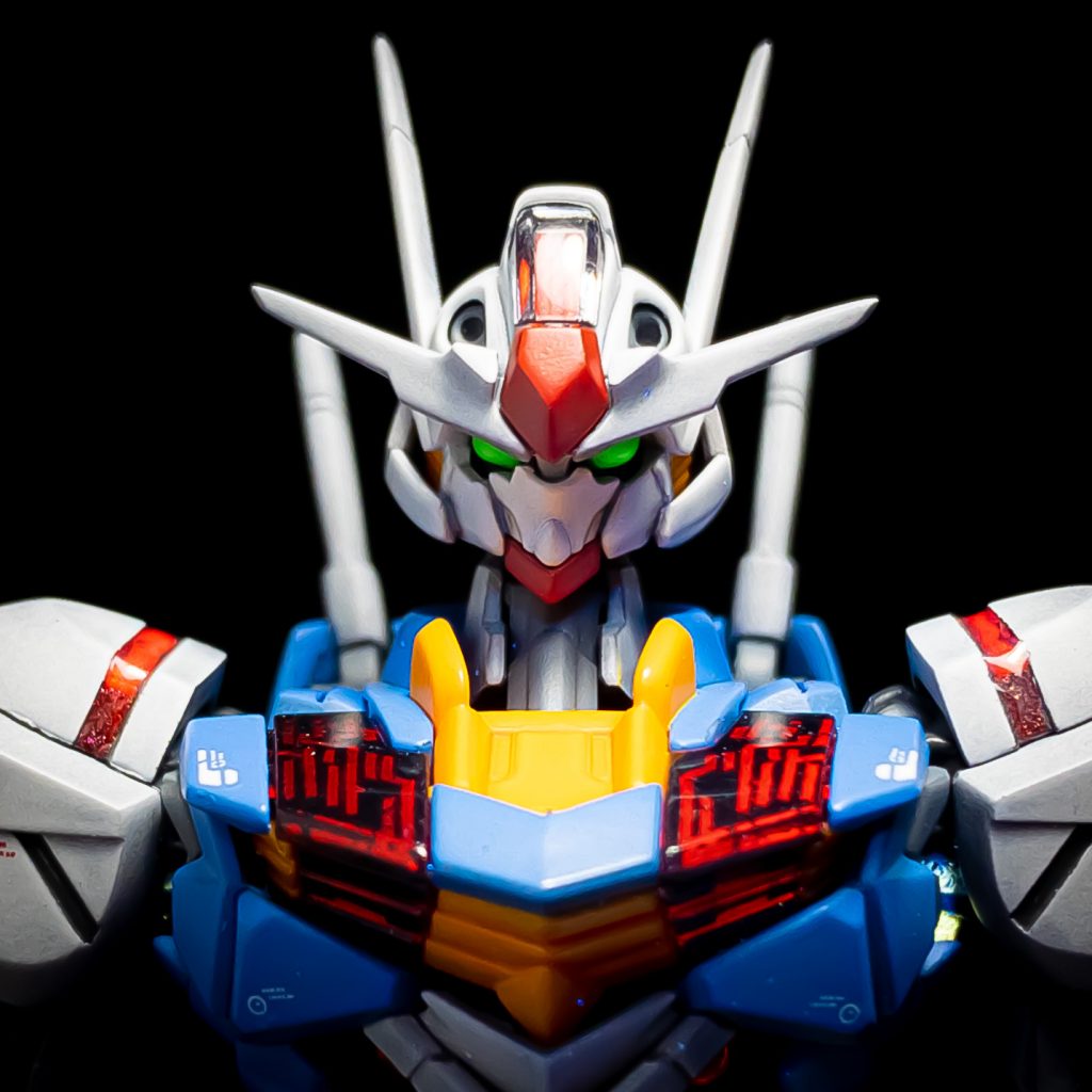 発光パータンは蛍光塗料のマスキング塗装で再現。肩のシェルユニットはレジンでクリアパーツ化しています。目が大きく見えるようマスクやひさしの形状も変更しています。