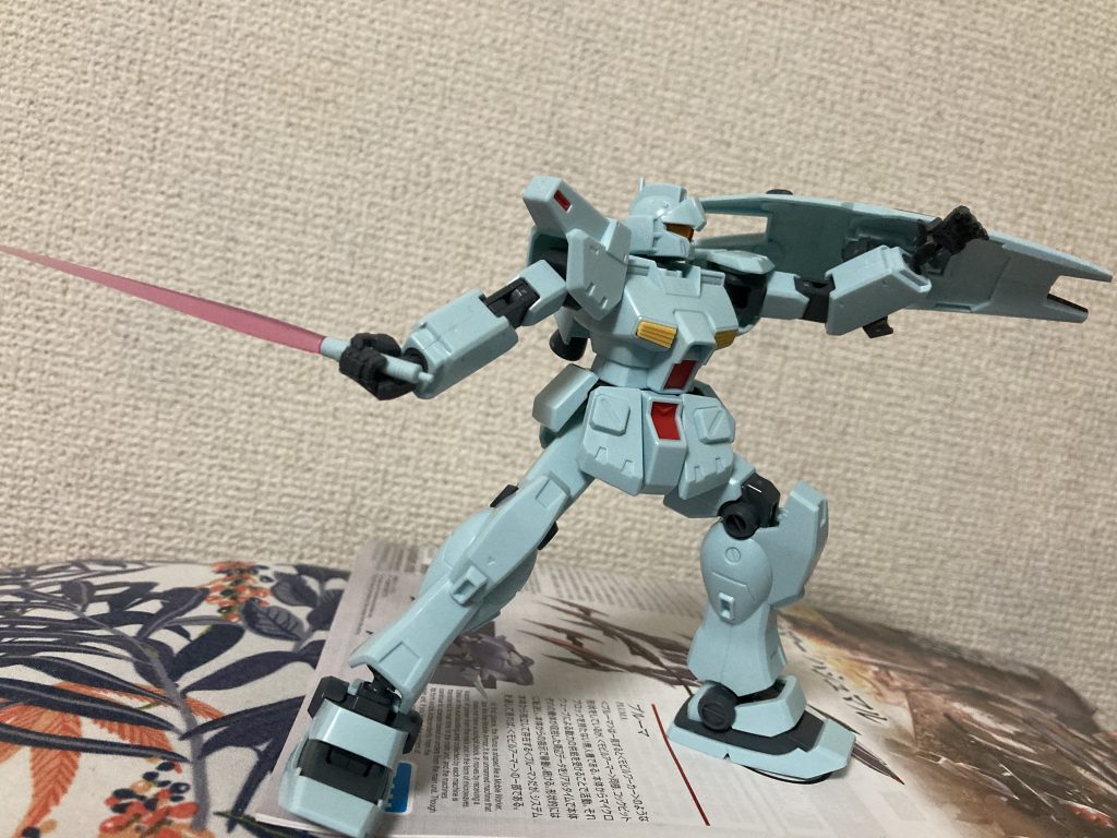 左のハンドパーツにもビームサーベル持てる持ち手欲しいなぁ。せっかくビームサーベル2本付属してるのに。