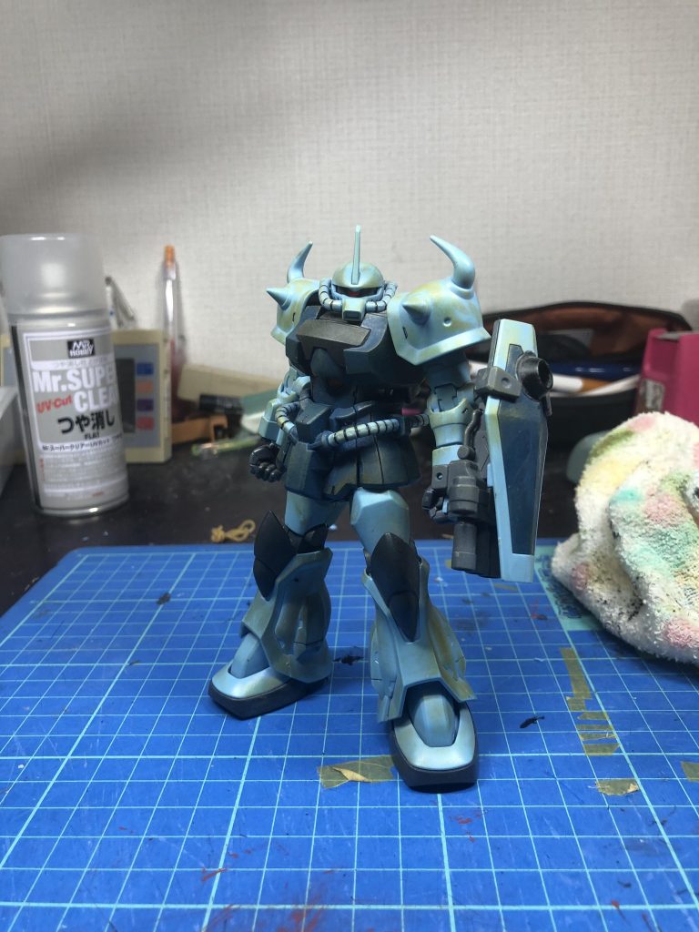 正面です。グフカスタム本体は墨入れ、艶消し、ウェザリングを行いました。