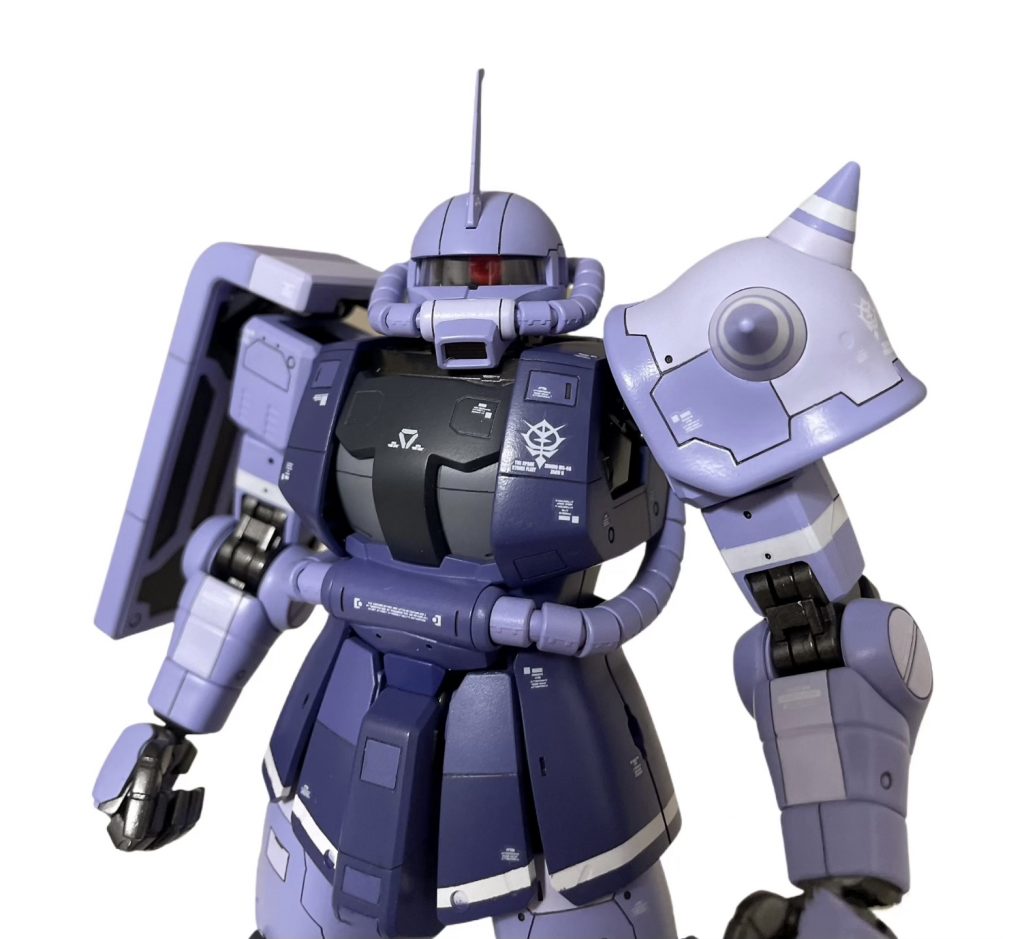 唯一の造作箇所で、頭部の庇を0.5ミリプラ板で詰めてみました。いくらか目つきが鋭くなった感じがします。