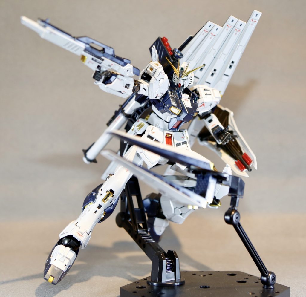 フィンファンネルを分離。6枚全部背負ってアクションベースに載せるとたわんで落ちたりするので、1〜2枚外して飾った方が安心感があります。