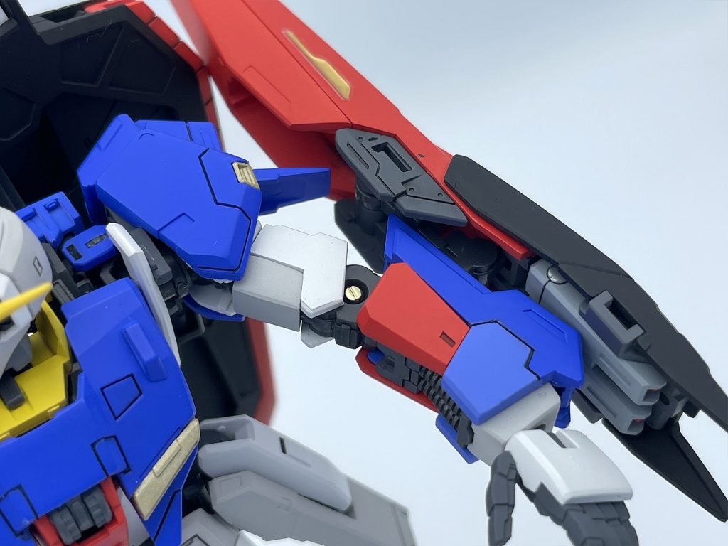 色彩が豊かな腕パーツ。関節のボルト部は4アーティストマーカー(ゴールド)で塗装。