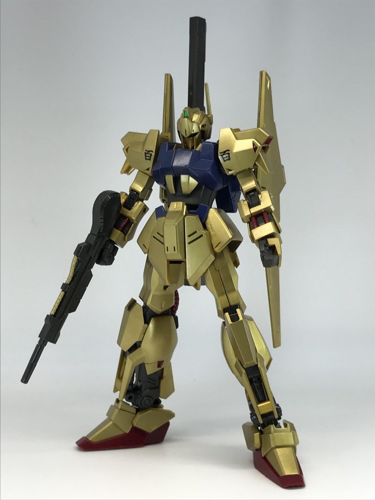 こちらはコロナや転売でガンプラ入手が難しくなったあとに運良く再販品を購入できたので、たまにはウェザリングしないで綺麗に塗装してみようかな?と製作したときのものMr.メタリックカラーのGXブルーゴールドで金色ランナーのみランナーごとエアブラシ塗装→パチ組→百のシール貼りのみ他は面倒なんで成形色のまま…手抜きすぎるでしょ😥武器はなにかのついでに塗装したかな〜?覚えてない…