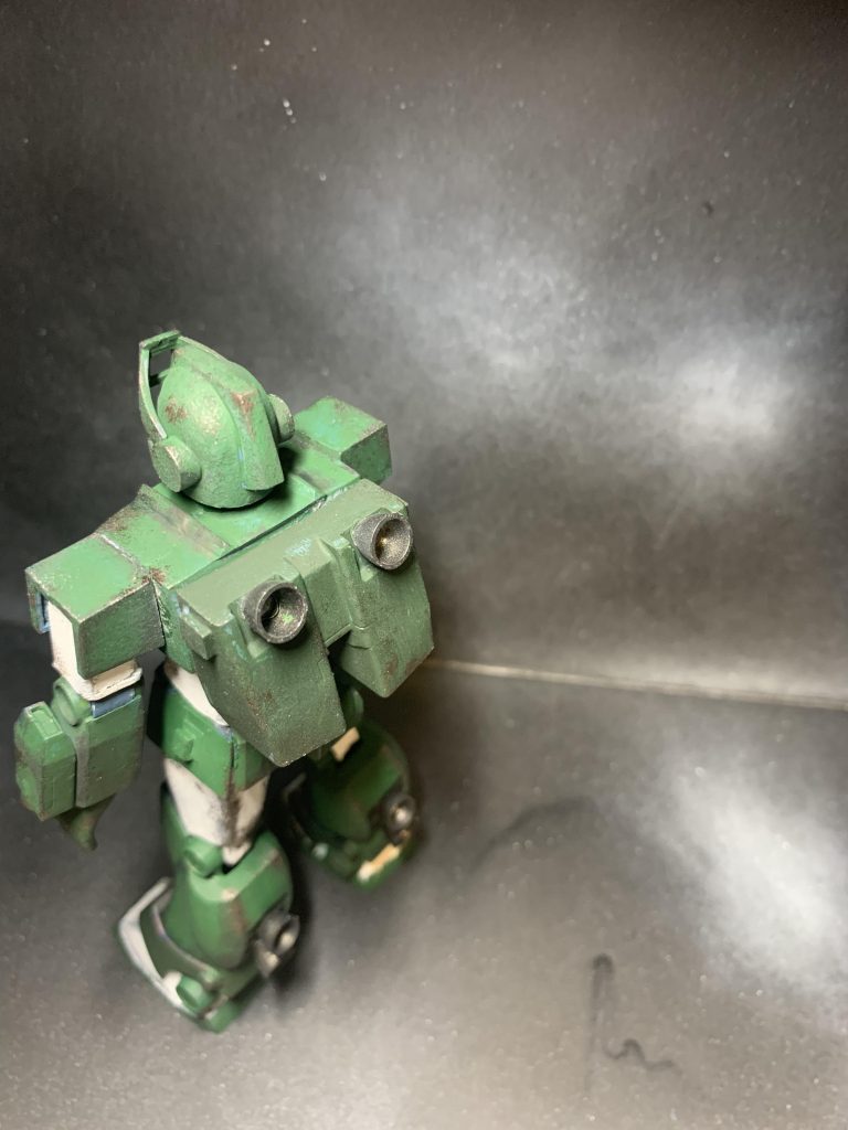 塗装はアクリジョンとアクリルガッシュの筆塗り、つや消しを吹いてチッピングとリアルタッチマーカーでウェザリングしました。マスキングテープなどを使わず塗り分けをしたので所々雑になってます。