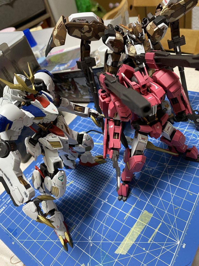 鉄華団!3機揃うとテンション上がりますけど、全く弄らなかったフラウロスだけやたら小さいのでもしかしたら作り直すかもしれません笑