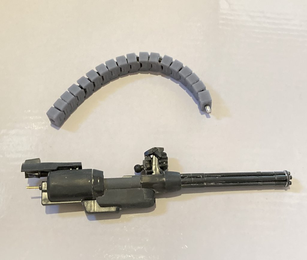 ガトリングには1ミリ真鍮線を通しています。ベルトリンク部分にはリード線を通していて、そこにピンバイスで1ミリ穴が入るスペースを作りました。