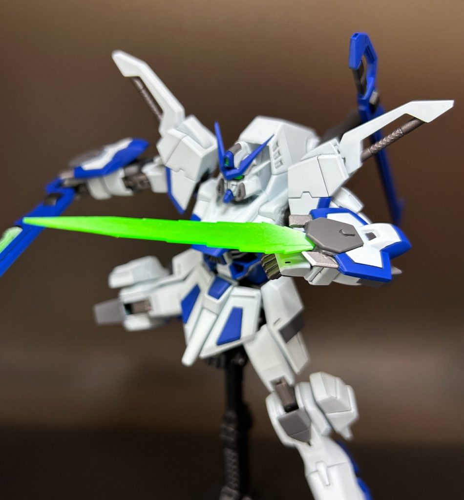 前回のソードカラミティからの改修点として、両腕のパンツァーアイゼンはビームガン/ビームサーベルの機能を持たせた新型として改造しました。アイデア元はガンダムデスサイズのバスターシールドです