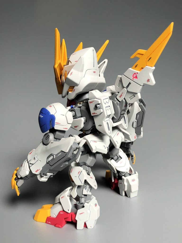 頭部のアンテナ周りの肉抜き穴。今見ると穴埋めすればよかったなと思います。