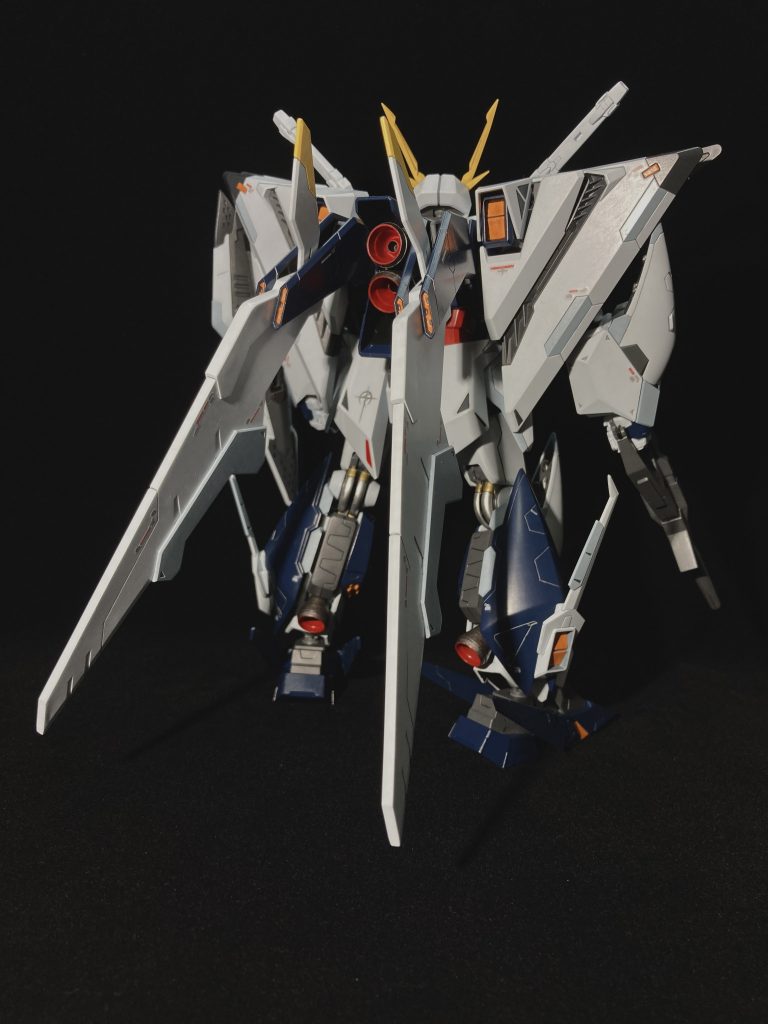 後ろ姿。塗り分けは正面に準拠する形で。マフティーシンボルは後ろの腰パーツに配置しました。後ろ姿で去り際にアピールするマフティー流。