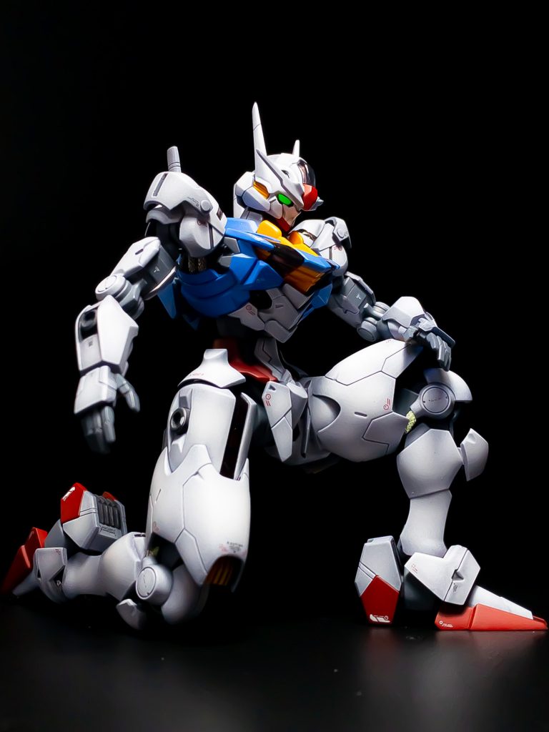 キービジュアルの膝立ち。これが自然にできるよう膝の可動範囲を拡大しました。