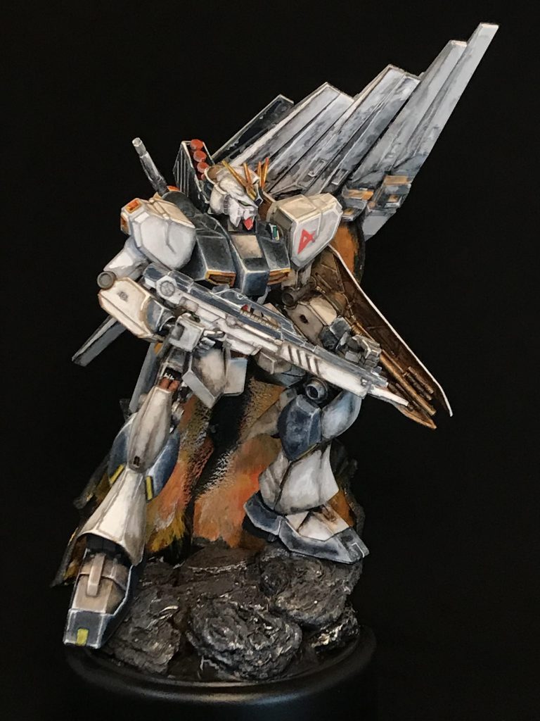 全体図今回は改造とかせずに塗装を楽しみました。RG νはハンサム過ぎるのでHGの方が好みです。伊達じゃない感じを出すならこっちかなと