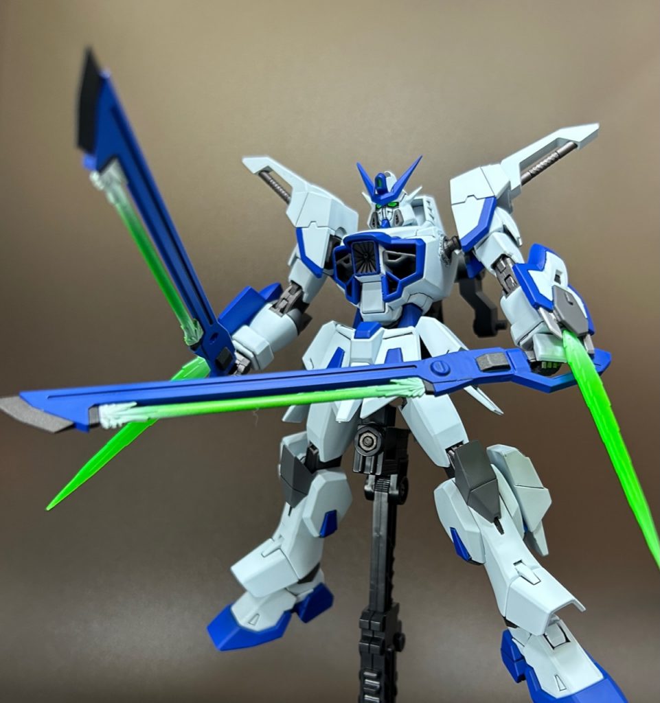 脚部のアーマーシュナイダーは改修の際にオミットされた設定で、代わりに推力強化用の追加スラスターを装着しました。ベースはAGE3フォートレスのフロントスカートです。