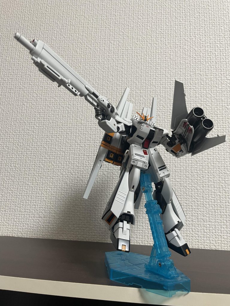 ハイパー・メガライフルマシンガンの様に速射型の射撃もでき最大出力時には戦艦の主砲の砲撃級の威力になる、しかも、狙撃に対応したセンサーとバイポッドを備えているのでロングレンジからの射撃も可能な高性能なライフルである。