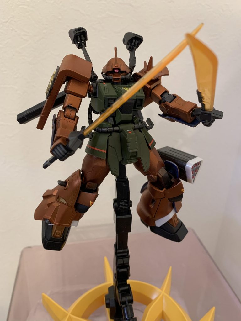 また、白兵戦にはヒートサーベルを二刀流で装備ガルマの性格では出来ると言う程度で、主兵装のジャイアントガトリングが弾切れになった時用のオマケの様な装備