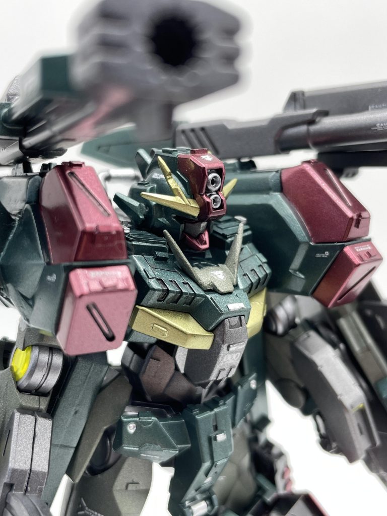 バストアップ肩部分の接続はプラ板を挟みパテを盛っては削りを繰り返しました。ここの作業が1番時間がかかりました。肩の重装備化で可動域は狭まってしまいましたが∩(´;ヮ;`)∩シカタナシ…