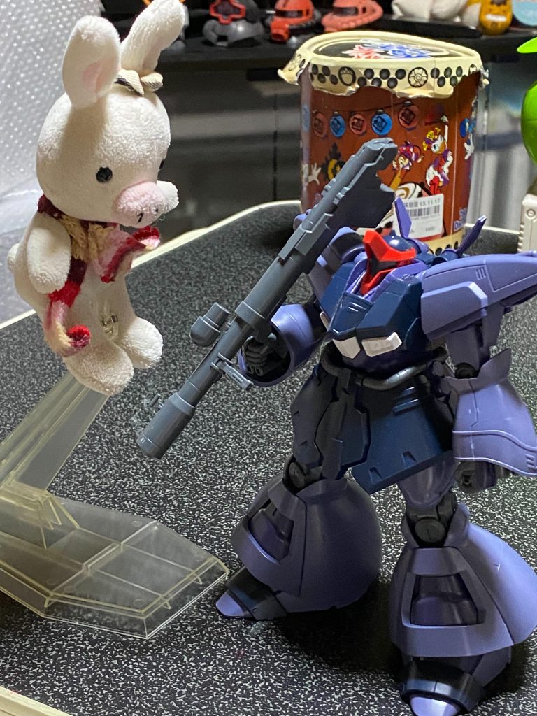 アタシの可愛いお尻を台座にブッ刺していますwww