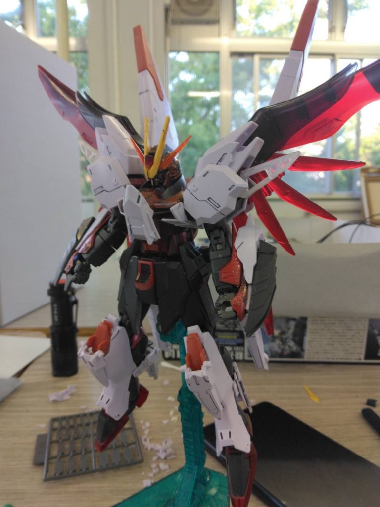 初期段階は翼がある二機を合体させたらいい感じになるんじゃねと考えてなんとか翼を残してました。 使用したキットはデスティニーとマルコシアス、部室に落ちていたバエルのバインダーを拝借してます。塗料も配合は適当でしたがいい色になったと思います。配色は元キットのままになってしまいましたがいい感じにまとまりました。