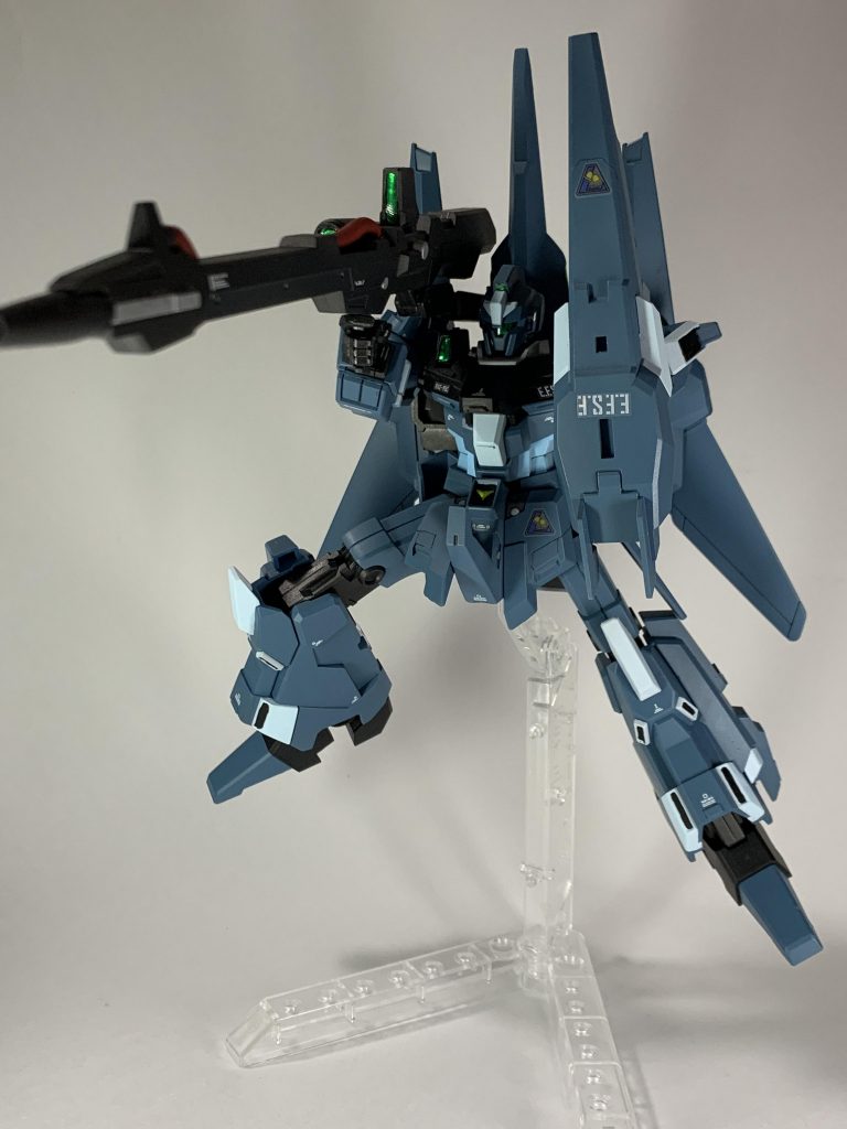 隊長機の目玉、ビームキャノンケーブルは高出力感を出したかったので赤で塗装。ワンポイントでシルバーも追加し、メリハリをつけています。