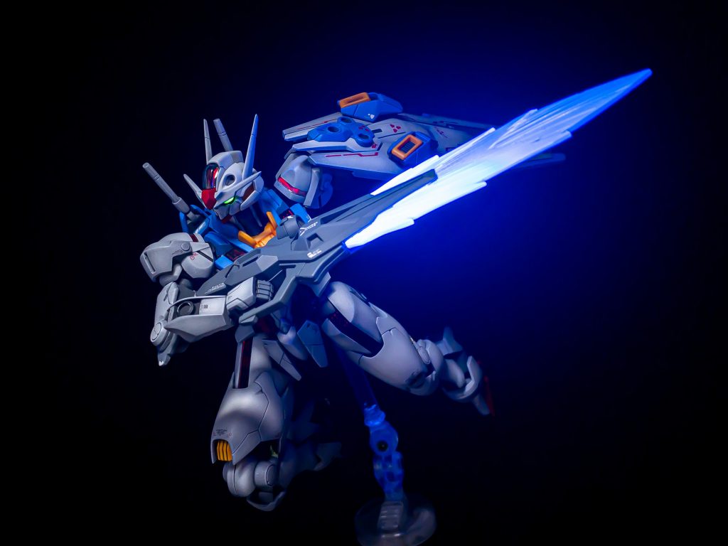 ビームブレイドやビームサーベルも蛍光ブルーで塗装しているのでブラックライトで発光します。